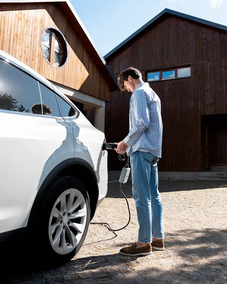 homme rechargeant sa voiture électrique