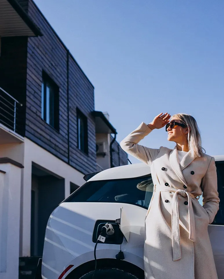 femme qui recharge sa voiture électrique