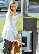 Femme rechargeant sa voiture électrique à domicile