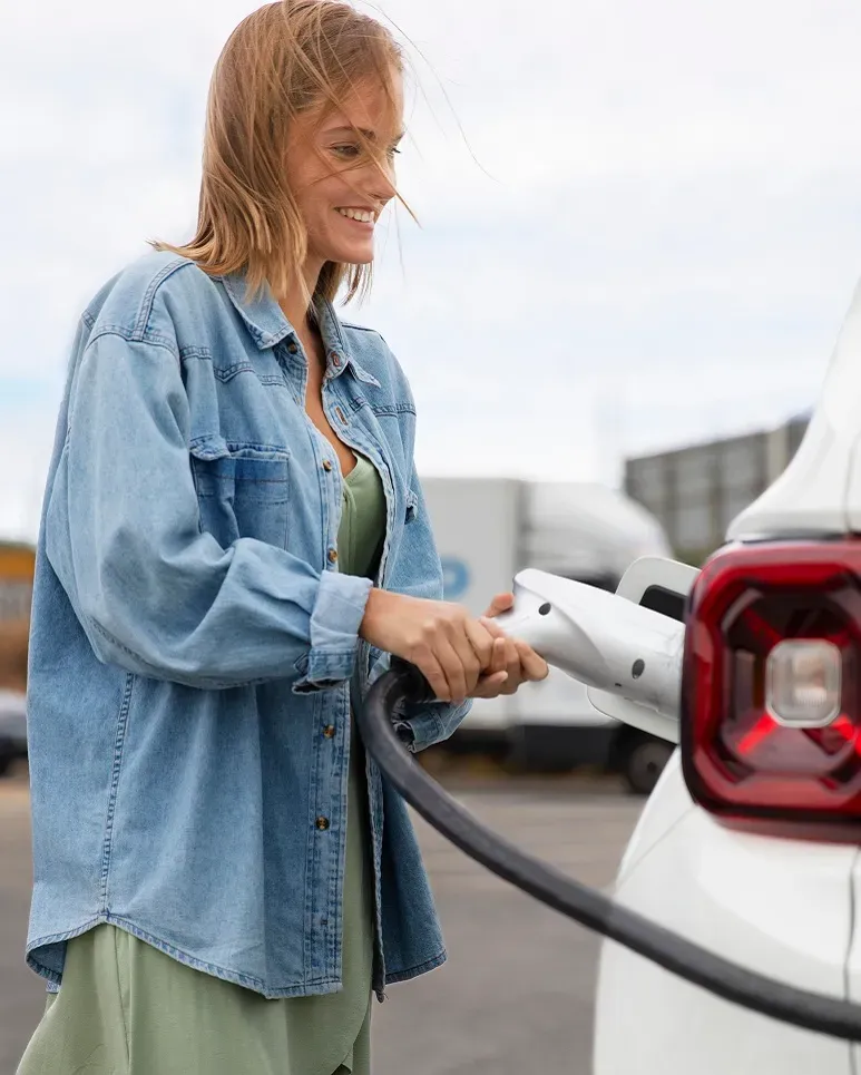 femme rechargeant sa voiture électrique